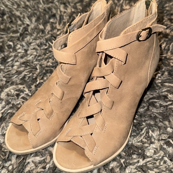 Eileen Fisher Tan Suede Sandals with Peep-Toe Design - Picture 11 of 11